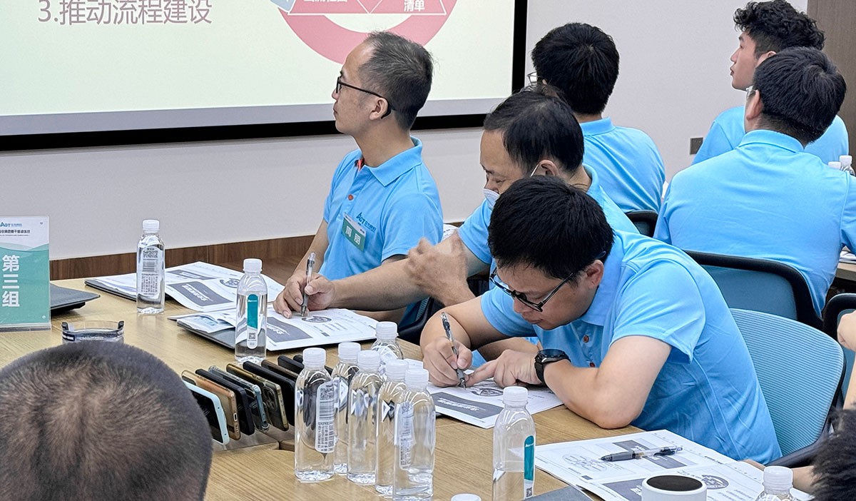 3d3140817bb610ce77a249bc5f826175_w1200 学员们当真听讲做笔记