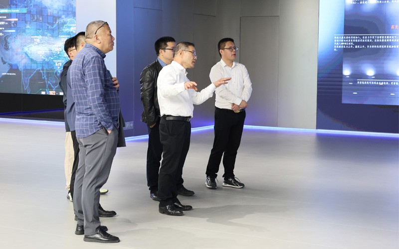 ����������ѧ��´��ڽӼ�bevictorΰ�½��в�ѧ�м�������